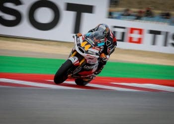 Canet finalmente garante primeira vitória na Moto2 após triunfar em Portimão.