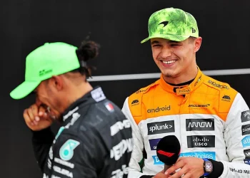 Lando Norris fala sobre acordo da McLaren com vaga aberta de Lewis Hamilton.