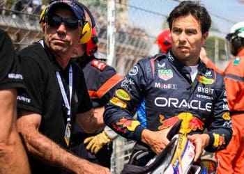 Ex-piloto de Fórmula 1 critica Sergio Perez após renovação de contrato, argumenta que a Red Bull está em desvantagem na batalha pelo campeonato.