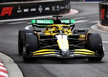 Pilotos da McLaren discutem estratégia com carro vencedor da Fórmula 1.