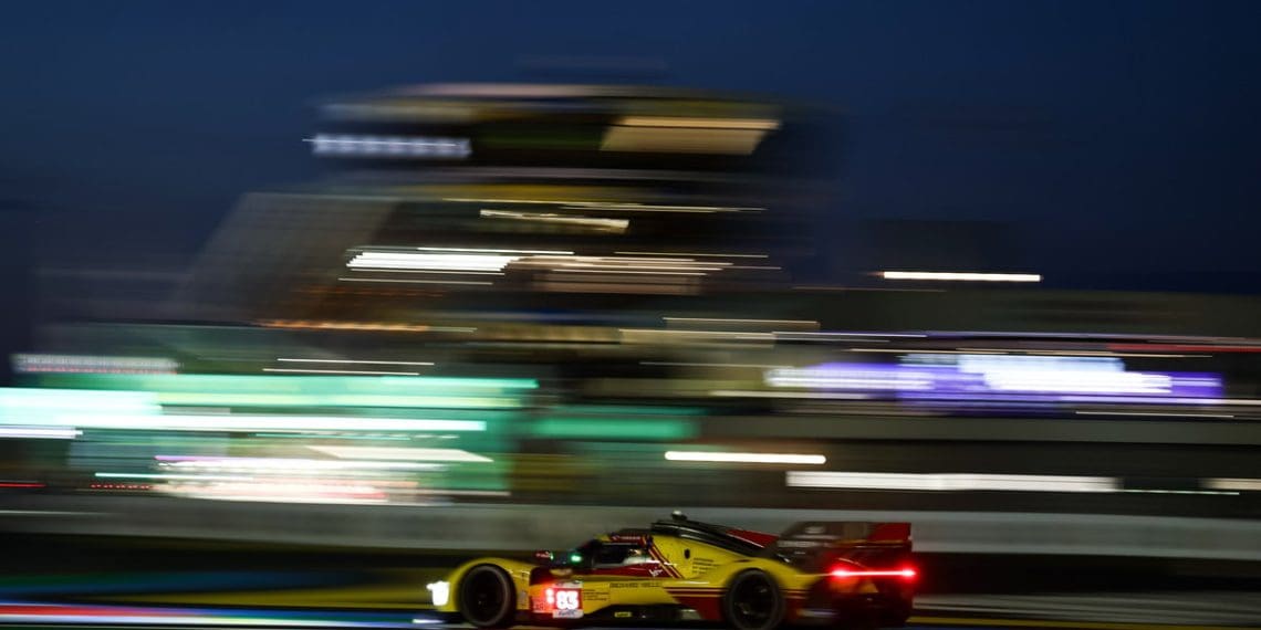 Kubica lidera durante período de carro de segurança em Le Mans.
