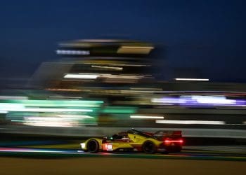 Kubica lidera durante período de carro de segurança em Le Mans.