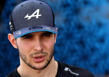Esteban Ocon com futuro incerto na Alpine devido a especulações sobre contrato para 2025.