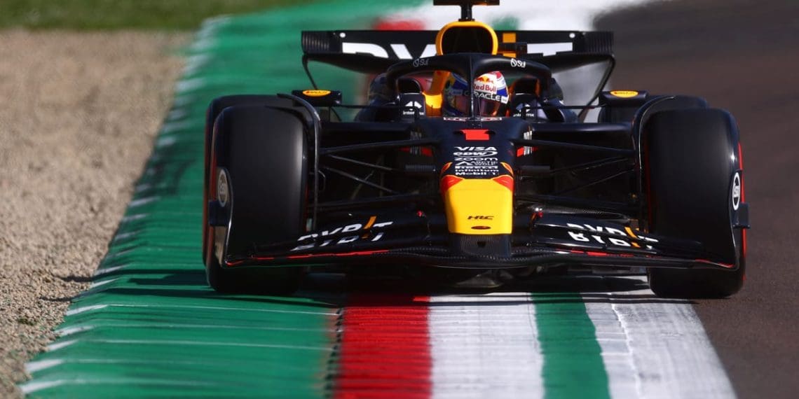 Verstappen bate McLarens para igualar recorde de pole na F1 em Imola.