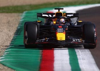 Verstappen bate McLarens para igualar recorde de pole na F1 em Imola.