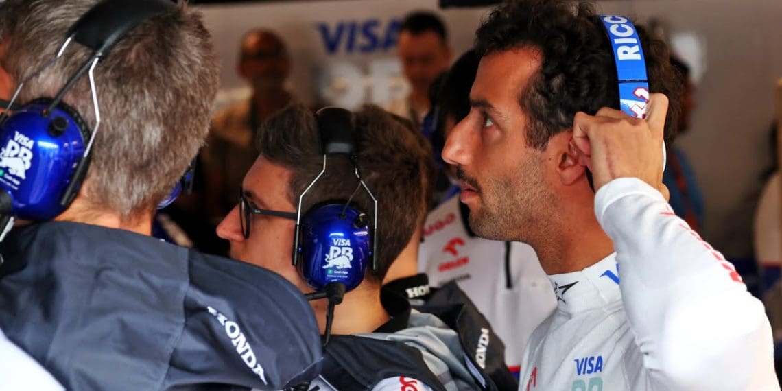 Ex-campeão da F1 critica participação contínua de Ricciardo na Fórmula 1.
