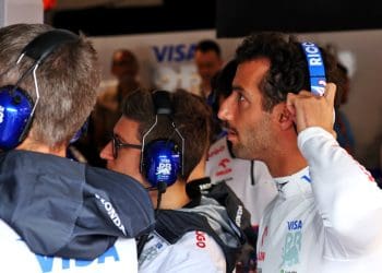 Ex-campeão da F1 critica participação contínua de Ricciardo na Fórmula 1.