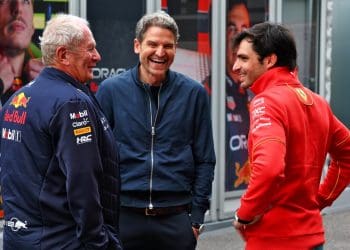 Marko confirma Red Bull discutindo Sainz para vaga na F1 de 2025.