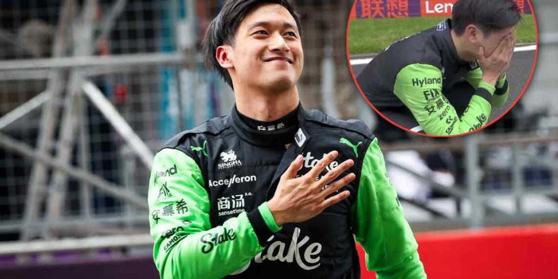Zhou Guanyu chora diante da torcida local como primeiro piloto chinês no Grande Prêmio da China.