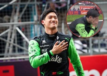 Zhou Guanyu chora diante da torcida local como primeiro piloto chinês no Grande Prêmio da China.