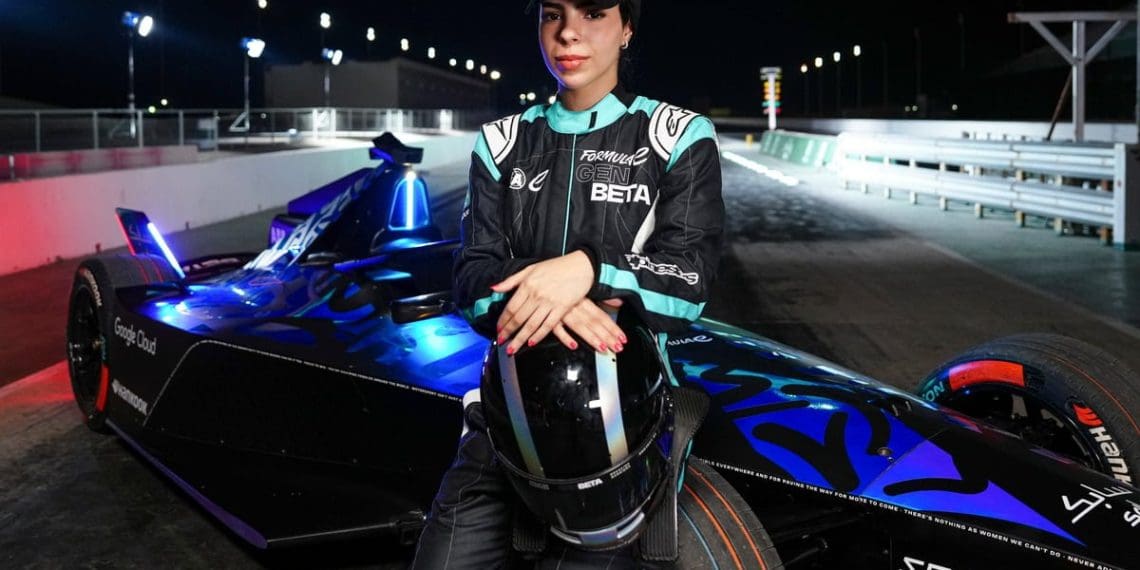 Mulher piloto inovadora quebra recorde de velocidade em veículo de Formula E.