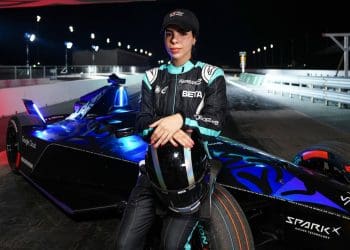 Mulher piloto inovadora quebra recorde de velocidade em veículo de Formula E.