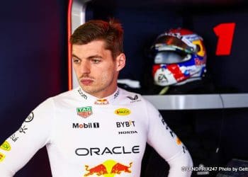 Verstappen descreve carro da F1 como um kart, sem solução fácil.
