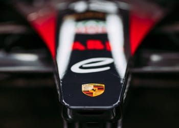 Porsche mantém compromisso com a Fórmula E, visando mais sucesso.