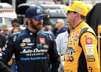 VÍDEO: Martin Truex Jr. mostra espírito esportivo ao ajudar Kyle Busch de volta aos boxes após piloto da RCR ficar sem gasolina em COTA.