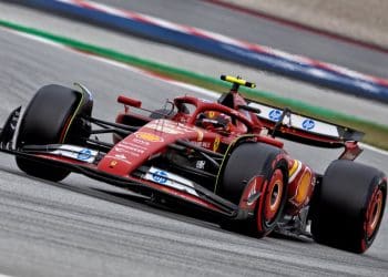 Sainz lamenta causar danos à Ferrari em curvas rápidas da F1.