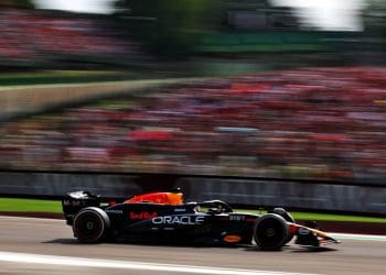 Verstappen confessa que as voltas de F1 em Imola foram como dirigir em uma superfície escorregadia.