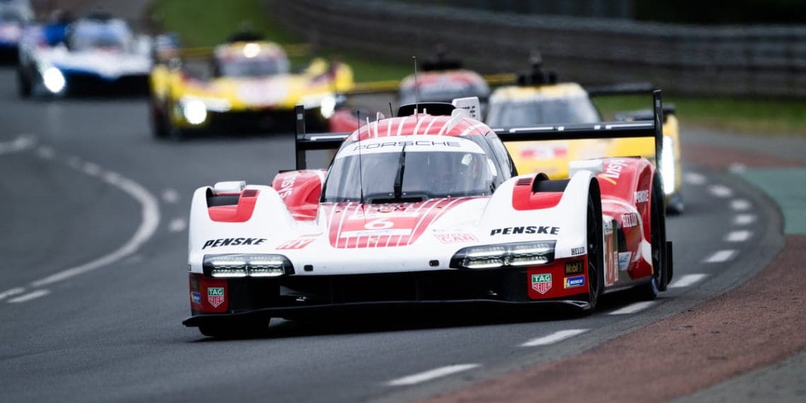 Líder em Le Mans, Vanthoor da Porsche é seguido por Hirakawa da Toyota com seis horas restantes.