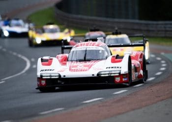 Líder em Le Mans, Vanthoor da Porsche é seguido por Hirakawa da Toyota com seis horas restantes.
