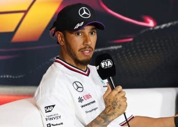 Wolff chocado com atitude positiva de Hamilton durante desafios da Mercedes F1.
