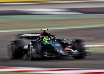 Hamilton confessa que a Mercedes está mais atrás da Red Bull do que o esperado.