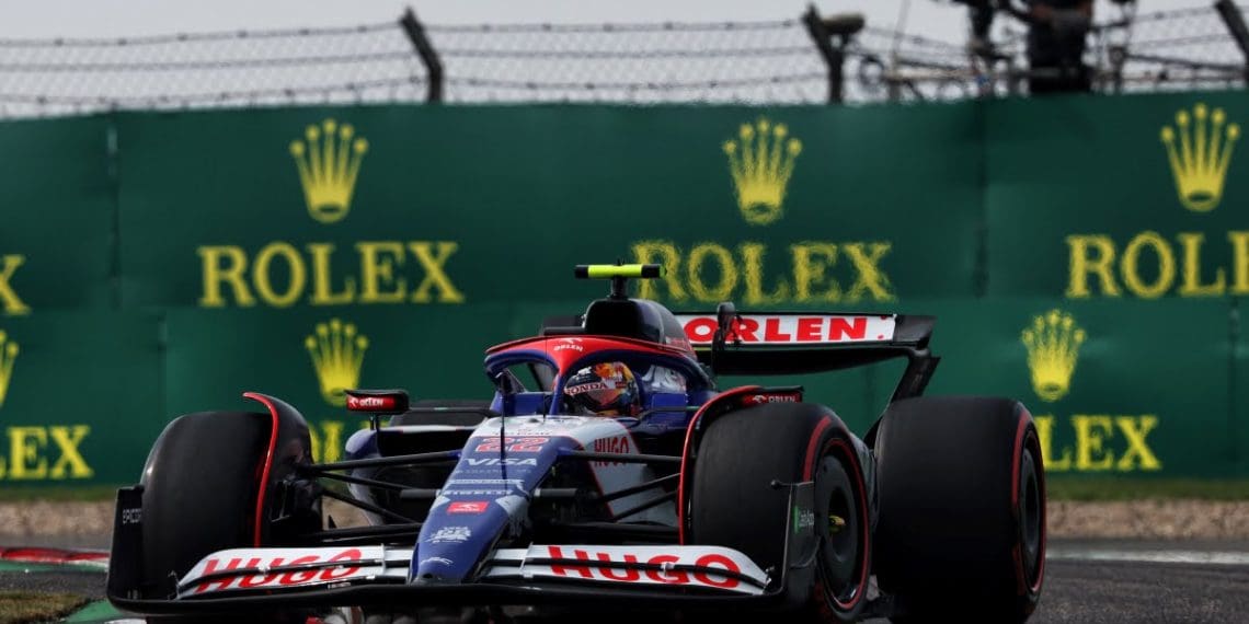 Tsunoda chateado com colisão com Magnussen na corrida de F1 na China.