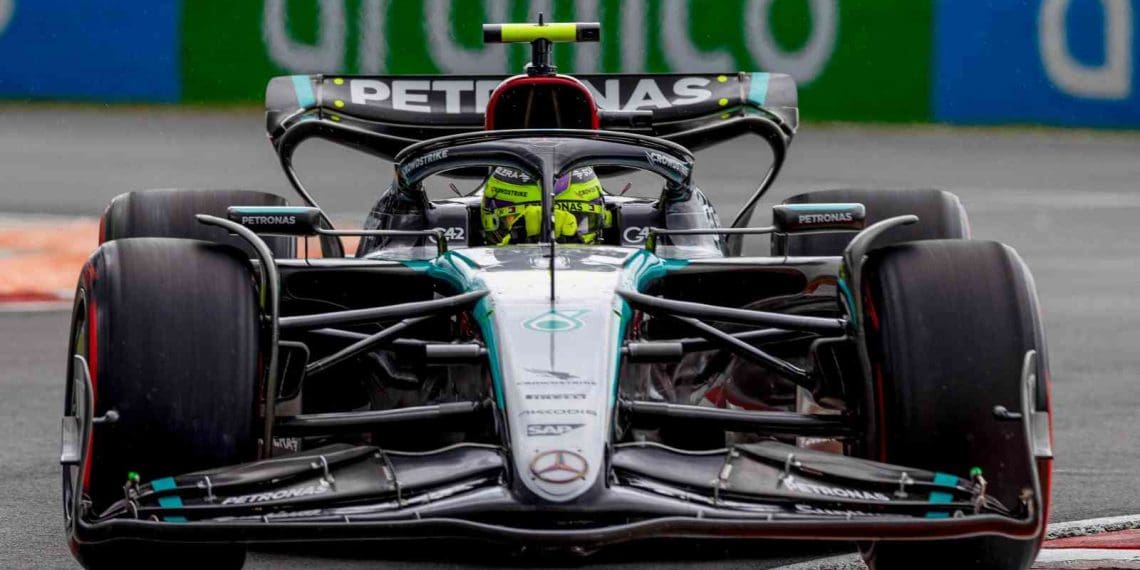 Mercedes planeja introduzir regularmente atualizações para o W15 para se manter à frente da concorrência.