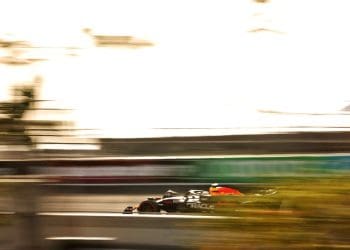 Verstappen lidera última sessão de treinos no Grande Prêmio da Arábia Saudita, enquanto Zhou sofre acidente.