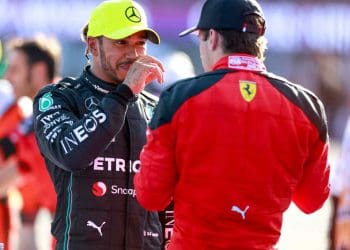 Ex-campeão da Fórmula 1 sugere que a Ferrari pode instar Lewis Hamilton a adotar uma abordagem mais jovem.