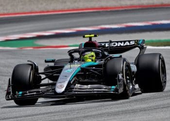 Hamilton vence Sainz por pouco em primeiro lugar na FP2 no Grande Prêmio da Espanha de Fórmula 1.