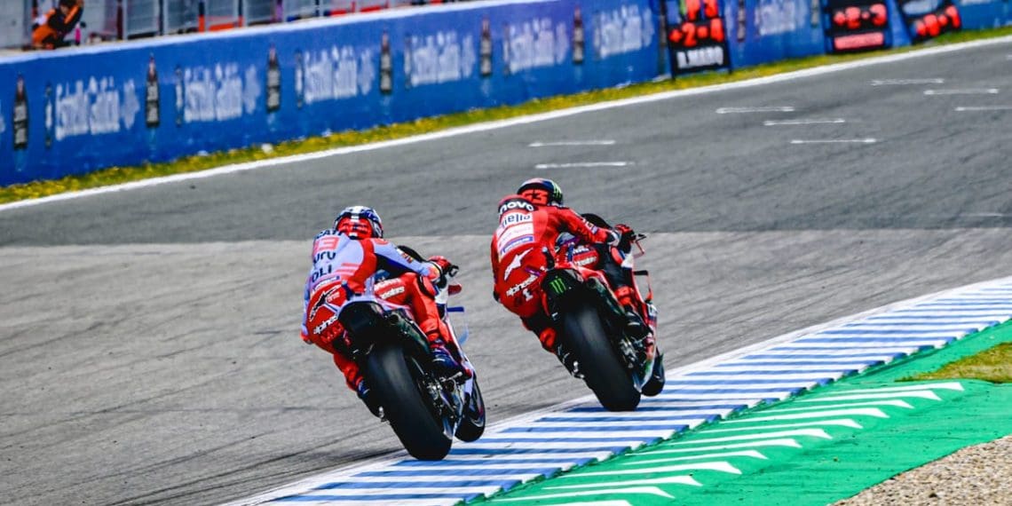 Marquez vs Bagnaia – Qual competidor parece mais ameaçador após batalha intensa?