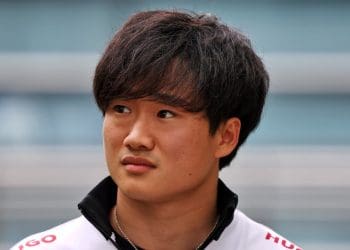 RB declara que Tsunoda ficará na equipe na F1 2025.