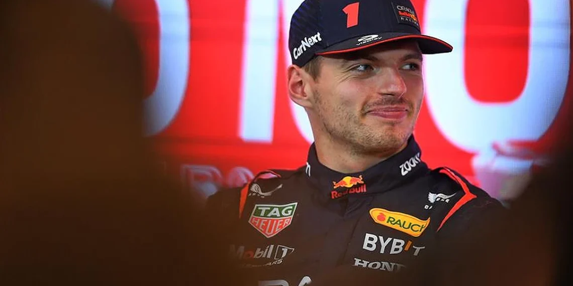 Max Verstappen sugere que pode permanecer na Red Bull além de 2025 enquanto Perez assina novo contrato.
