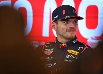 Max Verstappen sugere que pode permanecer na Red Bull além de 2025 enquanto Perez assina novo contrato.