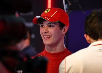 Hamilton elogia Bearman por impressionante estreia na F1: ‘Eu não estava preparado aos 18’