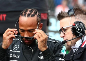 Mercedes passa por mudanças estratégicas com saída de Hamilton para a Ferrari.