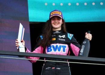 Puxando se eleva para vitória na Race 2 da Academia de Fórmula 1 após Pin receber penalidade.