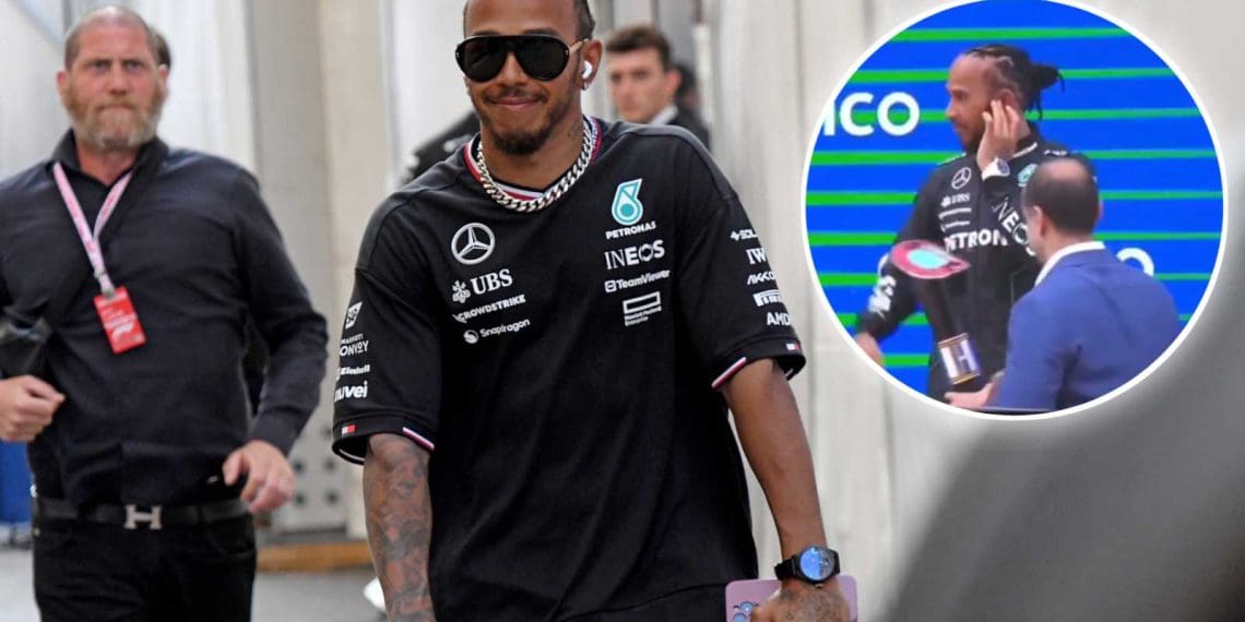 Confira a reação engraçada de Lewis Hamilton ao apontar o cara que entrega o troféu de construtores do GP da Espanha para o representante da Red Bull.