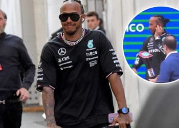 Confira a reação engraçada de Lewis Hamilton ao apontar o cara que entrega o troféu de construtores do GP da Espanha para o representante da Red Bull.