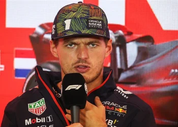 Mercedes faz jogada ousada para garantir Max Verstappen com acordo histórico.