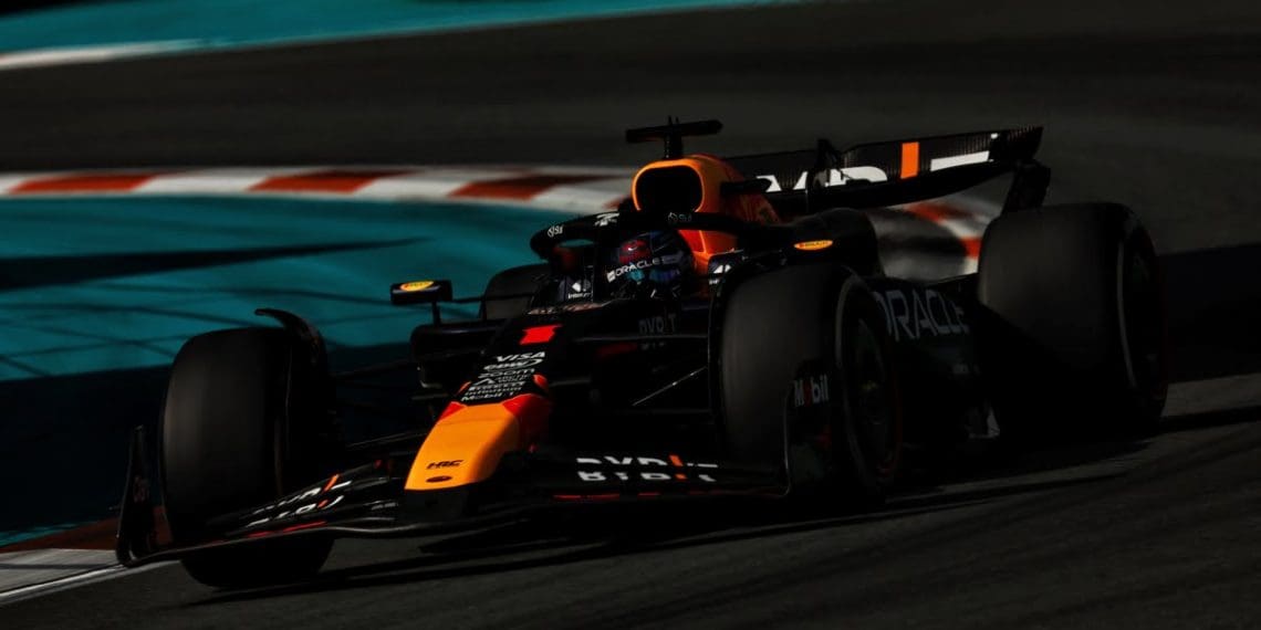 Verstappen não consegue acompanhar a incrível velocidade de Norris no Grande Prêmio de Fórmula 1 em Miami.