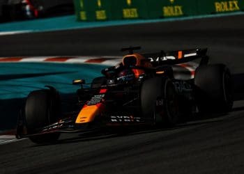 Verstappen não consegue acompanhar a incrível velocidade de Norris no Grande Prêmio de Fórmula 1 em Miami.