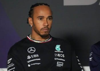 Gary Anderson critica Mercedes por fazer uma “escolha estranha” ao alterar a configuração do W15 de Lewis Hamilton em Xangai.