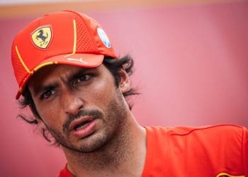 Carlos Sainz expressa frustração por falsos relatórios sobre decisão Sauber-Williams.