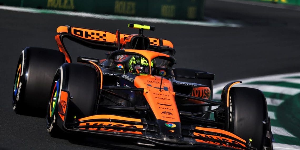 Norris se ajustando ao carro de Fórmula 1 da McLaren em 2024.