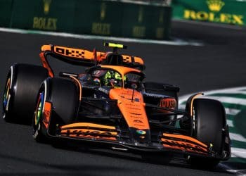 Norris se ajustando ao carro de Fórmula 1 da McLaren em 2024.
