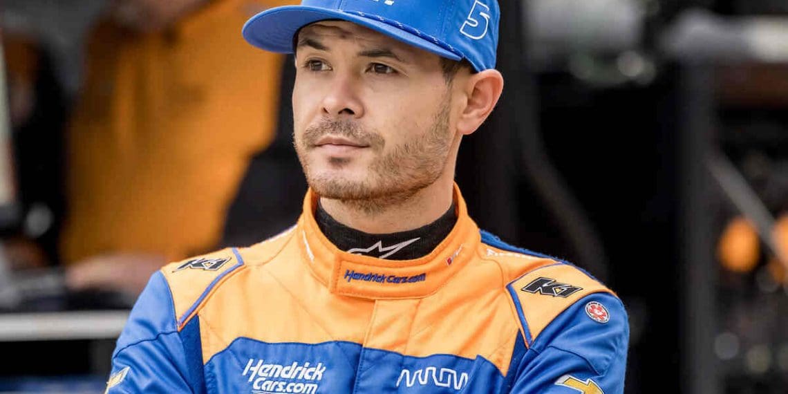 VÍDEO: Daniel Suarez da Trackhouse Racing bate em Kyle Larson no Iowa.