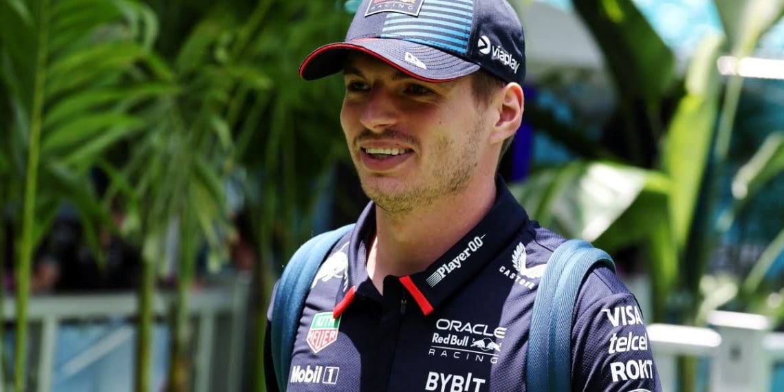 Verstappen continua comprometido com a Red Bull apesar dos rumores de interesse da Mercedes na F1.