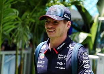 Verstappen continua comprometido com a Red Bull apesar dos rumores de interesse da Mercedes na F1.