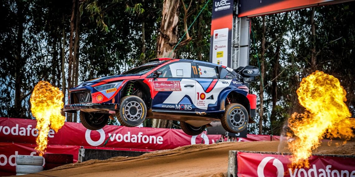 Thierry Neuville lidera o caminho no WRC Portugal.
